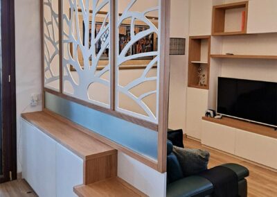 divisorio in legno con decorazione intagliata