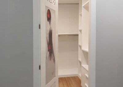 Porta con decorazione per cabina armadio