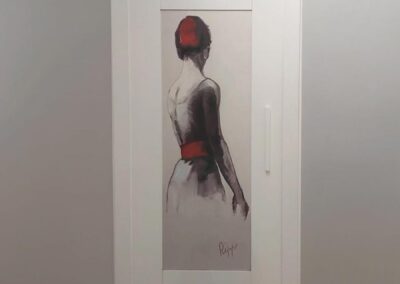 Cabina armadio bianca con decorazione su porta