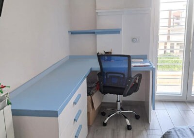Scrivania con piano inclinabile