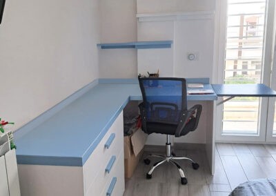 Scrivania con piano inclinabile