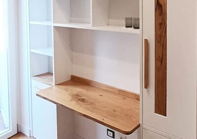 Scrivania con libreria