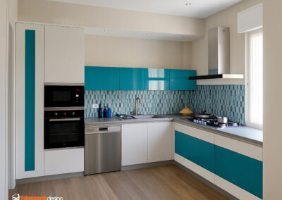 Cucina ad angolo blu petrolio e bianca
