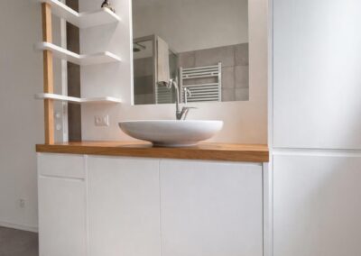 Bagno in bianco e legno
