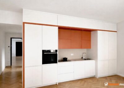 Cucina moderna bianca e arancione