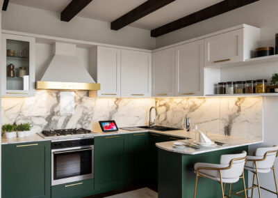 Cucina classica bianca e verde