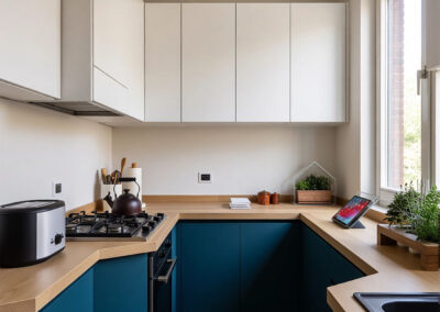 Cucina moderna irregolare bianca e blu