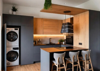 Cucina moderna ad angolo con mobile per coprilavatrice