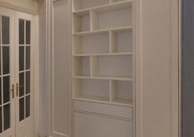 Mobile per ingresso bianco con libreria
