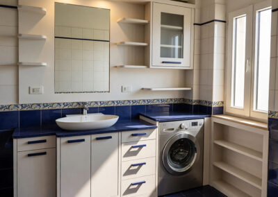 Mobile bagno bianco e viola con vano per lavatrice