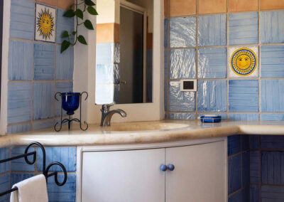 Mobile bagno con sportelli sagomati