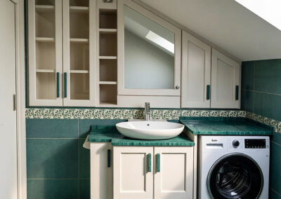 Mobile bagno mansardato con top coprilavatrice