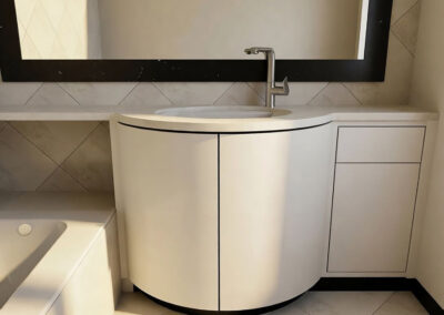Mobile bagno sagomato con sportelli