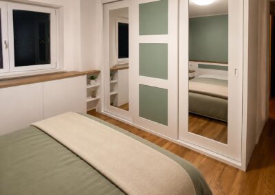 Camera da letto bianca e verde salvia