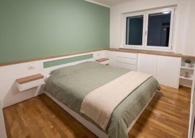 Camera da letto bianca e verde salvia