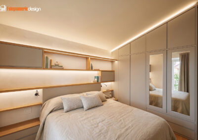 Camera da letto con armadio mansardato e libreria