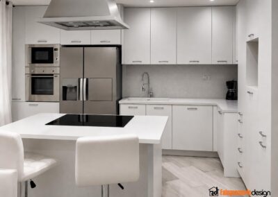 cucina moderna bianca con isola