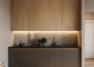 Cucina piccola con chiusura fino al soffitto