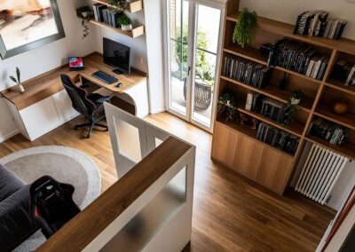 Zona uffici/studio con scrivanie