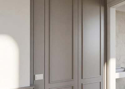 Mobile per ingresso in stile classico con ante decorate