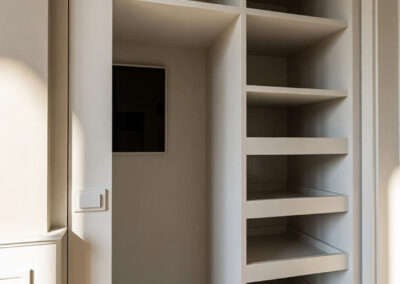 Mobile per ingresso in stile classico con ante decorate