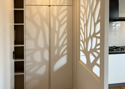 divisorio con intaglio in legno