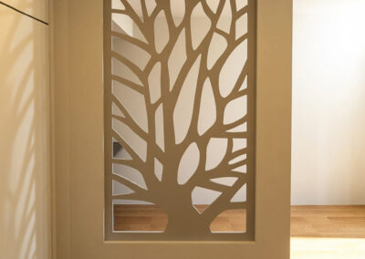 divisorio con intaglio in legno