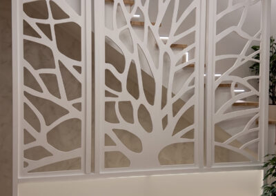 divisorio scala con decorazione intagliata