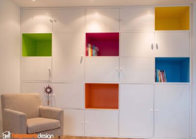Armadio a muro bianco e a colori