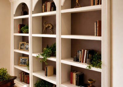 elegante libreria con archi