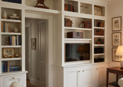 Elegante libreria classica su misura in legno
