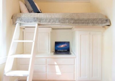 Letto a soppalco con armadio e scrivania nella zona inferiore