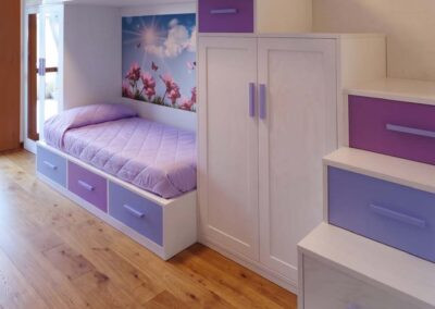 Letto a soppalco bianco e lilla