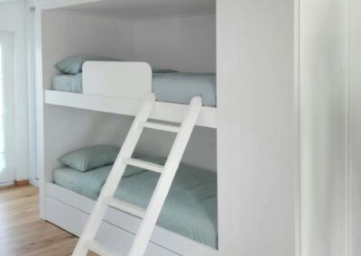 Letto a soppalco in legno bianco