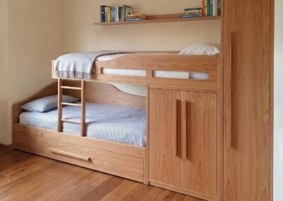 Letto a soppalco su misura in legno per cameretta