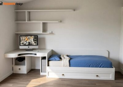 Scrivania con piano ad estrazione per stampante